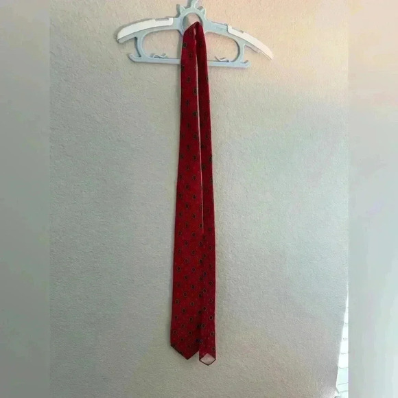 Christian Dior Men’s OS Red 100% Silk Neck Tie Vintage Blue Floral Accent - Picture 3 of 3